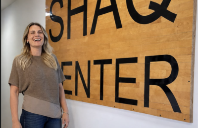 Designer brasileira Andria Tagliari, à frente do trabalho, na antiga residência de Shaquille O'Neal.