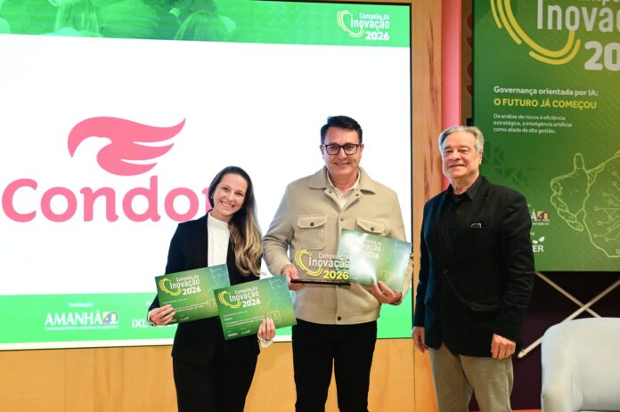 Fernanda Santos, Head de Inovação, e Gilson Gugelmin, Diretor Administrativo, Financeiro e Inovação, da Condor, celebram o 9º lugar conquistado pela empresa no ranking Campeãs da Inovação, do Grupo AMANHÃ.