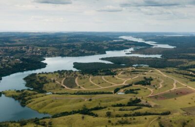 O Lago Corumbá IV visto do alto: é no coração do cerrado, a mais de mil quilômetros do litoral, que a maior piscina de ondas do país está sendo erguida.
