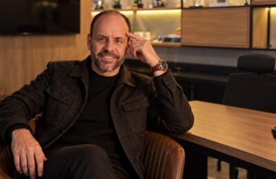 Hugo Belo, CEO e sócio co-fundador da 4Selet, fintech de plataforma de pagamento para produtor digital, na sala executiva do escritório da empresa em Goiânia.