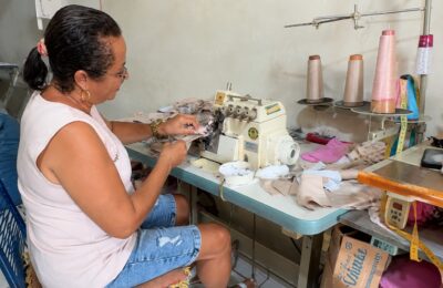 Luciana de Oliveira Vieira, de São Gonçalo (RJ), contemplada com R$ 100 mil na edição de julho do Pix do Milhão: o prêmio virou plano de imóvel e renda para a família.