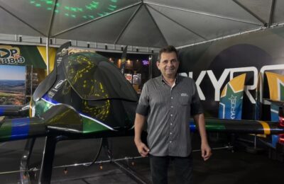 Urandir Fernandes de Oliveira, presidente de Dakila Pesquisas, ao lado do Skyros durante a 86ª Expogrande 2026.