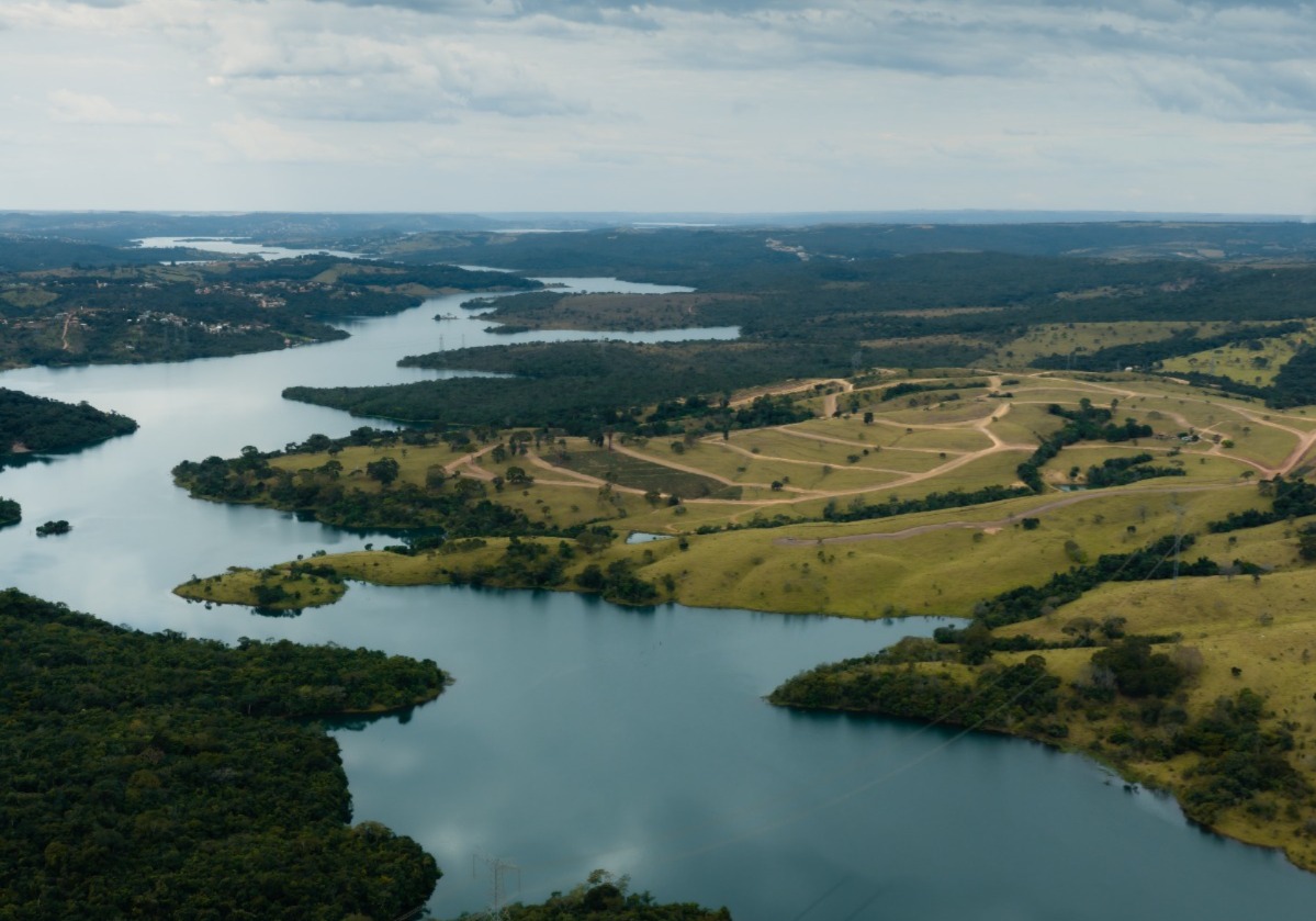 A gleba da Fazenda do Lago debruçada sobre o Lago Corumbá IV: o endereço desenhado para o fim de semana.
