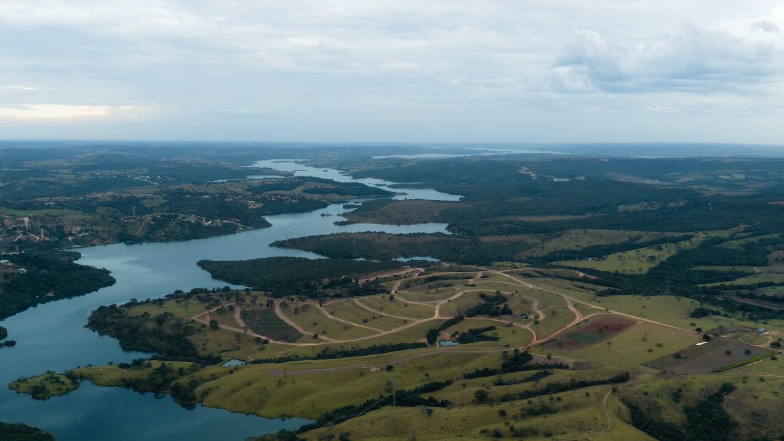 Vias abertas na gleba da Fazenda do Lago, às margens do Corumbá IV: a infraestrutura avança antes da ocupação