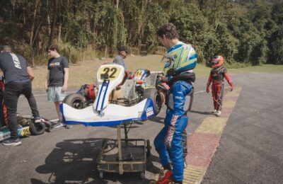 Daniel Lancaster acompanha a estreia do filho João no kart.