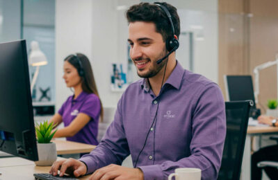 Consultores de viagens corporativas realizando atendimento humanizado.