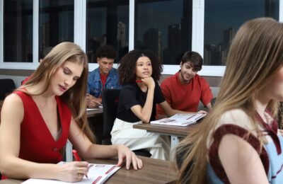 Alunos durante atividade em sala de aula do IPOG, em um ambiente de aprendizado.