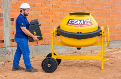 Pedreiro encaixa motor na betoneira IZI Max CSM.