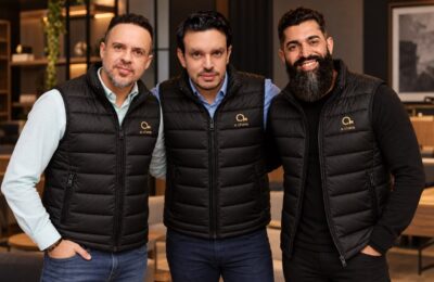 Gabriel Pavão, Adriano Barreto e Alex Missiano, integrantes de A Chave, iniciativa que reúne especialistas em RevOps, liderança e planejamento financeiro para analisar desafios de empresários sob três perspectivas: Visão, Coragem e Dinheiro.