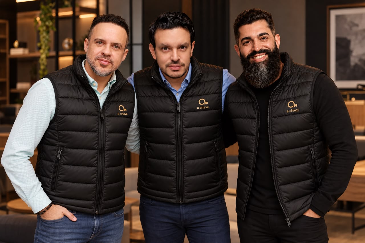 Gabriel Pavão, Adriano Barreto e Alex Missiano, integrantes de A Chave, iniciativa que reúne especialistas em RevOps, liderança e planejamento financeiro para analisar desafios de empresários sob três perspectivas: Visão, Coragem e Dinheiro.