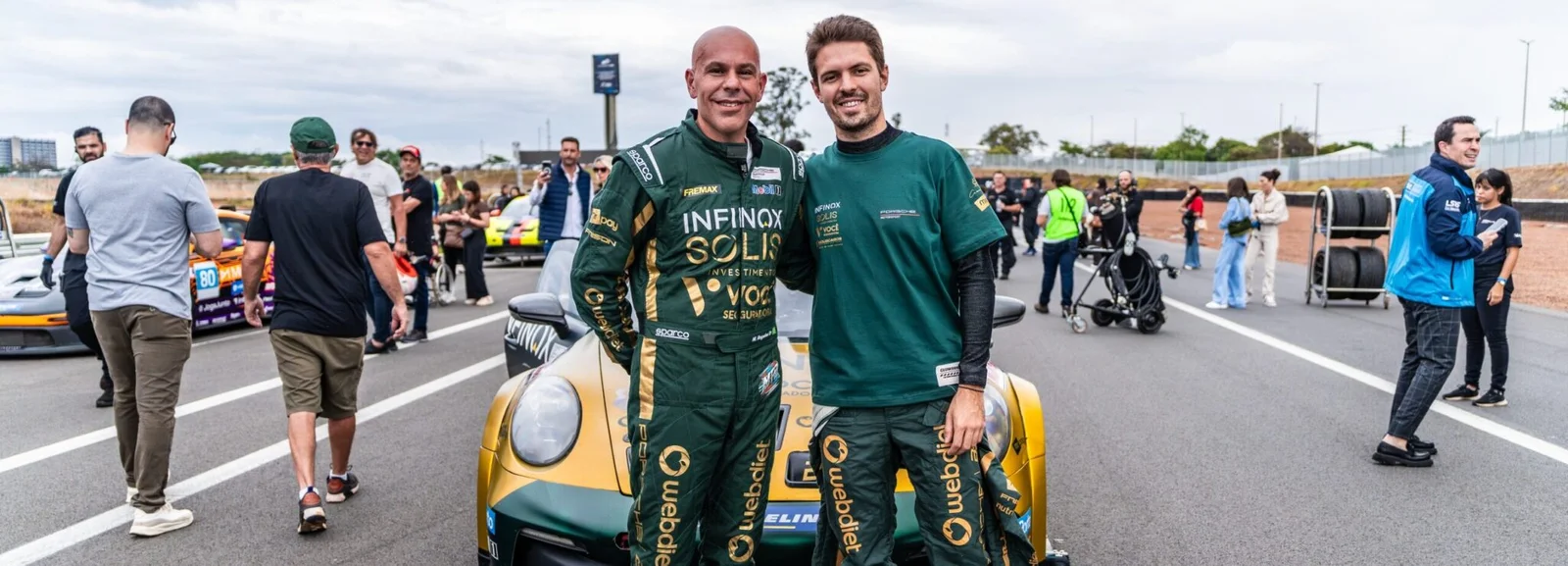 Marcos Regadas e Felipe Drugovich com o Porsche #17 no grid do Autódromo Internacional Nelson Piquet, em Brasília.