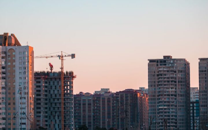 Vista urbana de São Paulo, Brasil, com empreendimentos imobiliários residenciais em construção, edifícios modernos e guindastes ao fundo