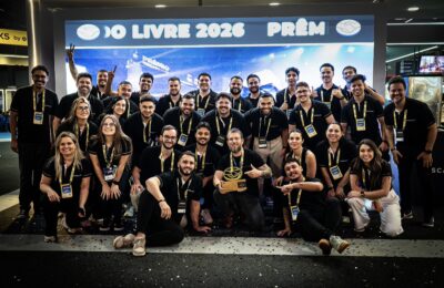 Dhiego Rosa (ao centro com o troféu em mãos) e a equipe do Grupo Escalada comemorando o prêmio de Melhor Consultoria Oficial do Mercado Livre, entregue no Mercado Livre Experience, em São Paulo, em setembro de 2026