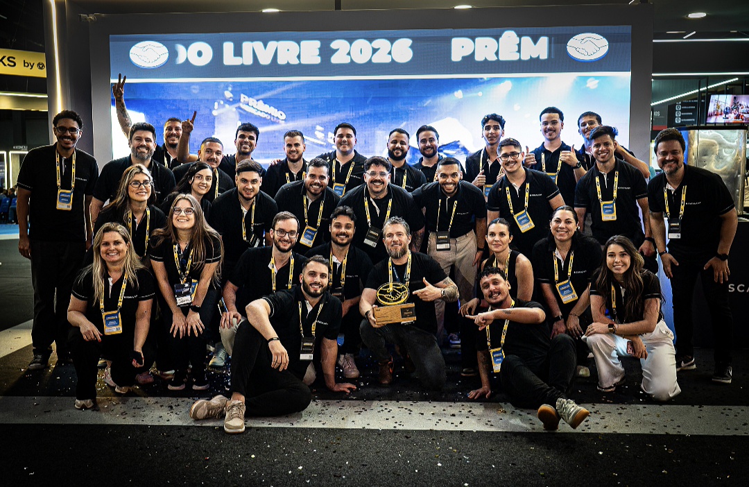 Dhiego Rosa (ao centro com o troféu em mãos) e a equipe do Grupo Escalada comemorando o prêmio de Melhor Consultoria Oficial do Mercado Livre, entregue no Mercado Livre Experience, em São Paulo, em setembro de 2026