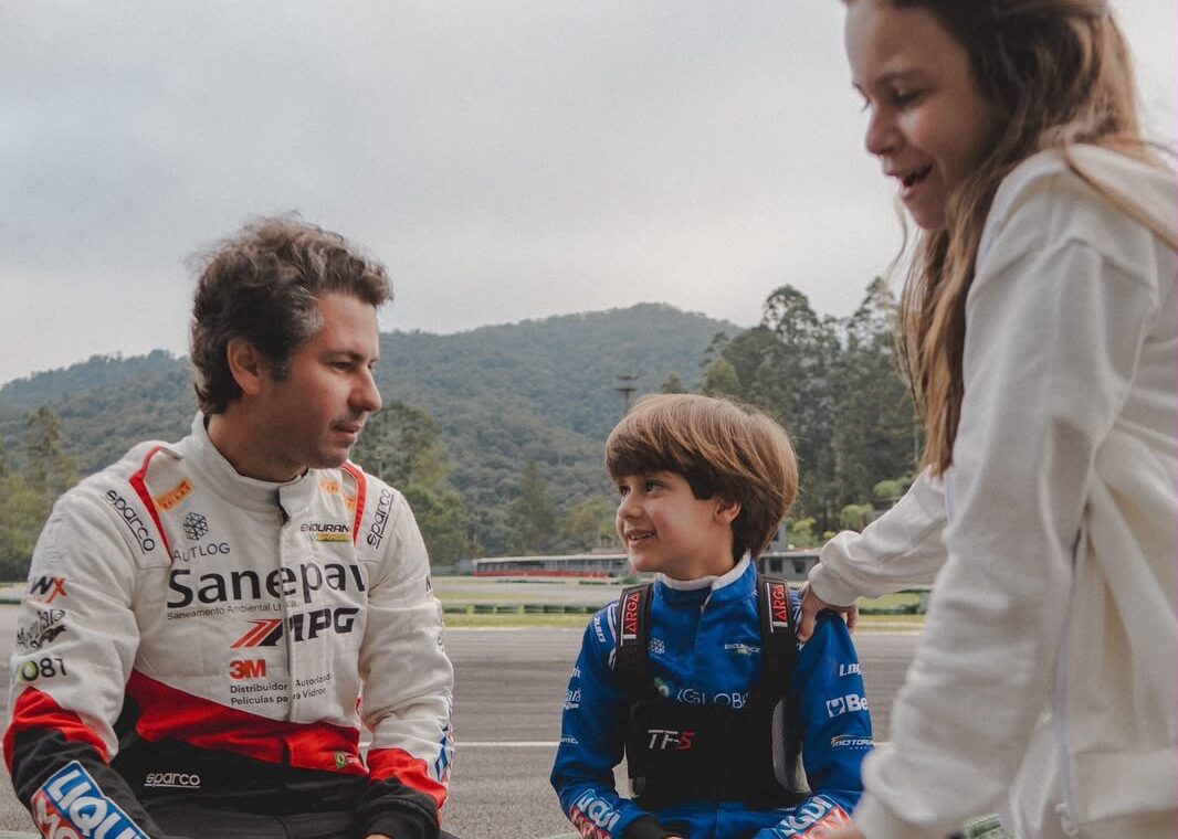 Daniel Lancaster acompanha a estreia do filho João no kart.