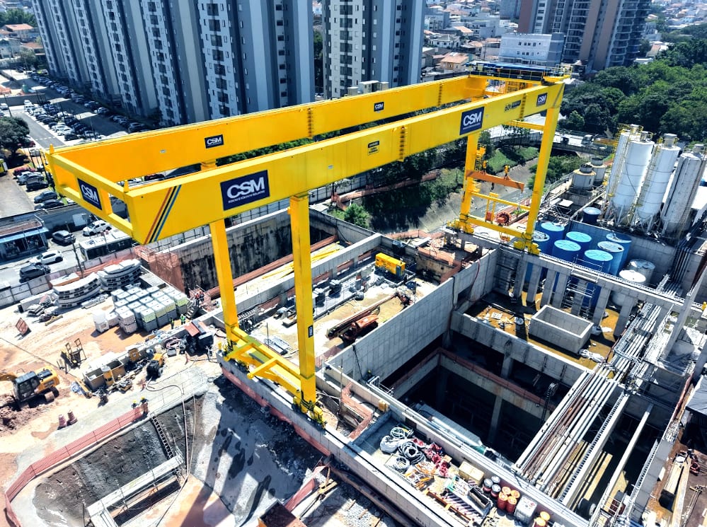 Pórtico Rolante da CSM em operação nas obras da Linha 2-Verde do metrô de São Paulo.